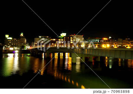 ライトアップされた松江大橋と松江しんじ湖温泉街の夜景 … 島根県 松江市(晴れ) ライトアップされた松江大橋と松江しんじ湖温泉街の夜景 … 島根県 松江市(晴れ) 70963898