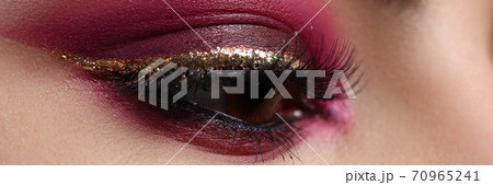 Long eyelashes and smokey 70965241