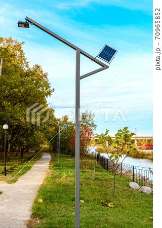 Eco friendly Autonomous Led street light projector with solar panel 70965852