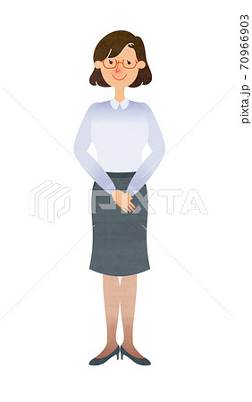 丁寧に立つスーツ姿のメガネの女性 丁寧に立つスーツ姿のメガネの女性 70966903