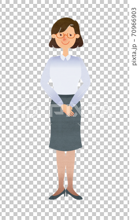丁寧に立つスーツ姿のメガネの女性 丁寧に立つスーツ姿のメガネの女性 70966903