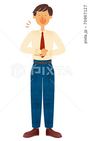 笑顔で納得したポーズをするスーツ姿の若い男性 70967127