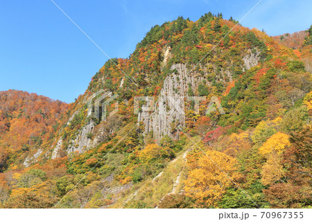 秋山郷の秋 錦秋の布岩 秋山郷の秋 錦秋の布岩 70967355