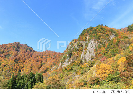 秋山郷の秋 錦秋の布岩 秋山郷の秋 錦秋の布岩 70967356
