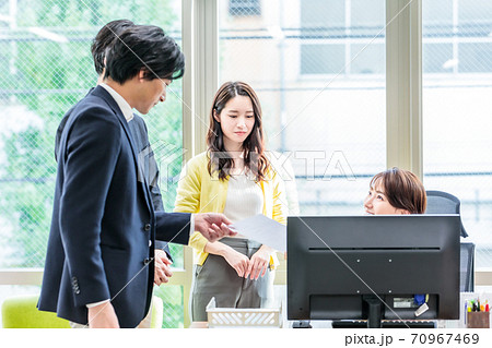 オフィスで部下に指示をする上司 70967469