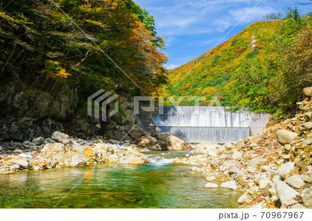 紅葉の湯檜曽川と滝 70967967