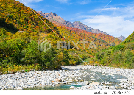 紅葉の湯檜曽川と谷川連峰 70967970