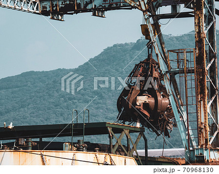 【産業】巨大なクレーンでスクラップを掴む様子 ごみ 【産業】巨大なクレーンでスクラップを掴む様子 ごみ 70968130