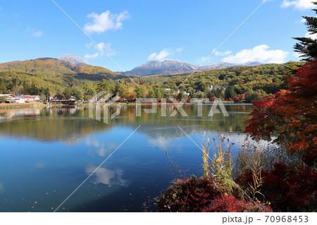 蓼科湖の紅葉と雪景色 70968453