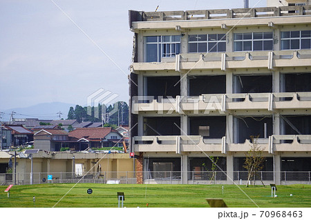 津波により被災した建物の外壁、宮城県気仙沼市震災遺構 70968463