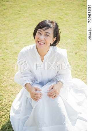 横浜 山下公園を 楽しむさわやかミドルシニア女性 横浜 山下公園を 楽しむさわやかミドルシニア女性 70968654