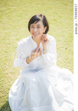 横浜 山下公園を 楽しむさわやかミドルシニア女性 70968657