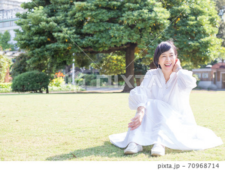 横浜 山下公園を楽しむさわやかミドルシニア女性 横浜 山下公園を楽しむさわやかミドルシニア女性 70968714