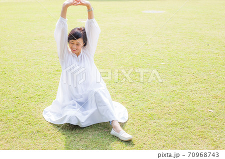 横浜 山下公園を楽しむさわやかミドルシニア女性 横浜 山下公園を楽しむさわやかミドルシニア女性 70968743