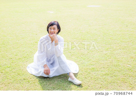 横浜 山下公園を楽しむさわやかミドルシニア女性 横浜 山下公園を楽しむさわやかミドルシニア女性 70968744