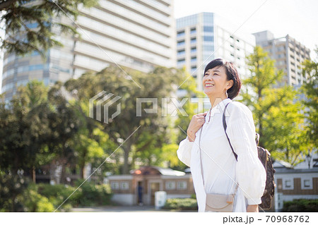 横浜 山下公園を楽しむさわやかミドルシニア女性 70968762
