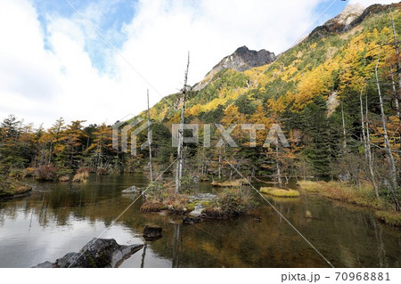 上高地の紅葉 70968881