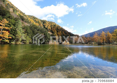 上高地の紅葉 70968884