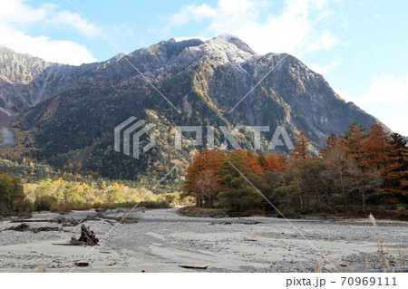 上高地の紅葉 70969111