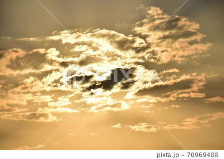 面白い形の朝焼け雲　　ドラマティックな朝焼け雲　　アートな朝焼け雲 70969488
