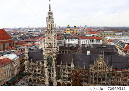聖ペーター教会から眺めるミュンヘンの旧市庁舎とクリスマスマーケット 70969511