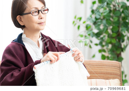 編み物をする女性 編み物をする女性 70969681