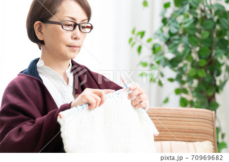 編み物をする女性 編み物をする女性 70969682