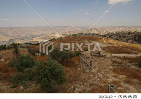 【ヨルダン】イルビッド、ウンムカイス遺跡から望む北部の荒涼とした風景 【ヨルダン】イルビッド、ウンムカイス遺跡から望む北部の荒涼とした風景 70969689