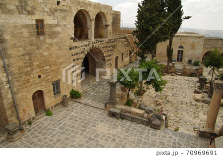 【ヨルダン】イルビッド、ウンムカイス遺跡内の静かな中庭 70969691