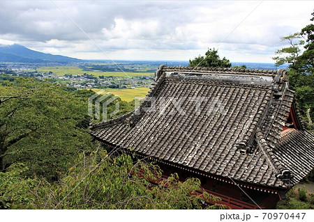 雨引観音の本堂と筑波山 70970447