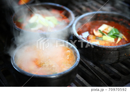 韓国の鍋料理 テンジャン・チゲ 70970592