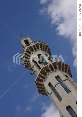 【ヨルダン】アンマン、青空にそびえるモスクのミナレット 【ヨルダン】アンマン、青空にそびえるモスクのミナレット 70970648