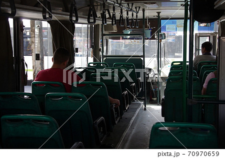 【ヨルダン】マダバ、路肩に縦列駐車された白い乗合タクシー 70970659
