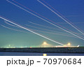 羽田空港夜景飛行機軌跡 70970684
