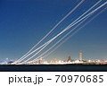 羽田空港夜景飛行機軌跡 70970685
