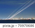 羽田空港夜景飛行機軌跡 70970686