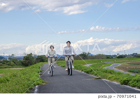 サイクリングする男女 サイクリングする男女 70971041