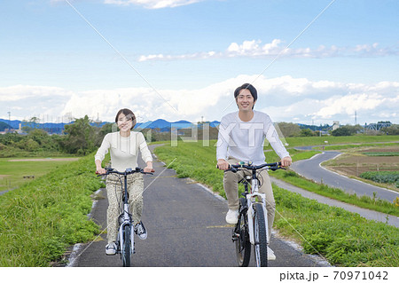 サイクリングする男女 サイクリングする男女 70971042