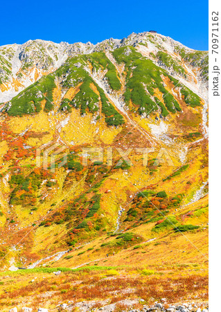 《富山県》紅葉最盛期の室堂・立山黒部アルペンルート 《富山県》紅葉最盛期の室堂・立山黒部アルペンルート 70971162
