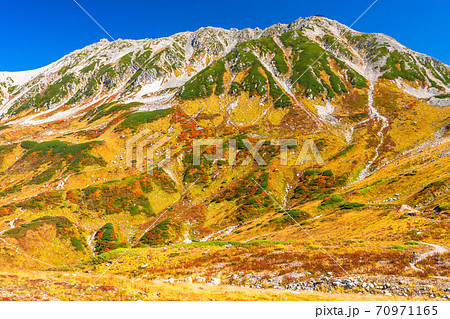 富山県 紅葉最盛期の室堂 立山黒部アルペンルートの写真素材