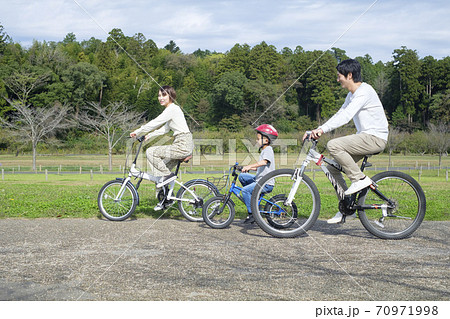 公園で自転車を乗る家族 70971998