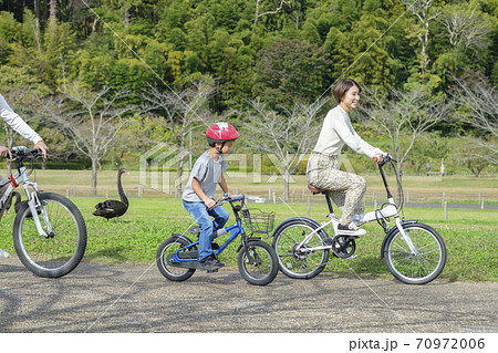 公園で自転車を乗る家族 公園で自転車を乗る家族 70972006