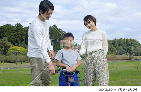 公園で遊ぶ家族イメージ 公園で遊ぶ家族イメージ 70972604