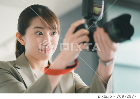 取材 女性カメラマン 取材 女性カメラマン 70972977