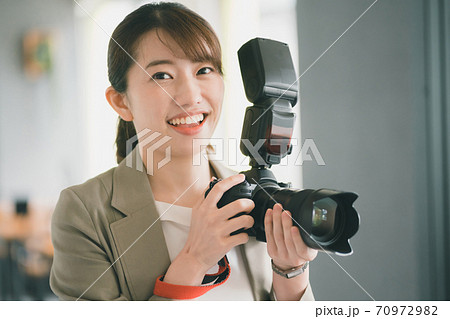 取材 女性カメラマン 取材 女性カメラマン 70972982