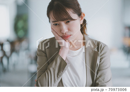 悩むビジネスウーマン  70973006