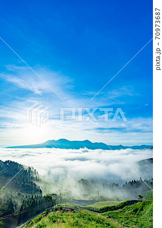 雲海に浮かぶ涅槃像に見える阿蘇五岳 の写真素材