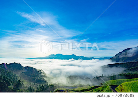 雲海に浮かぶ涅槃像に見える阿蘇五岳 雲海に浮かぶ涅槃像に見える阿蘇五岳 70973688