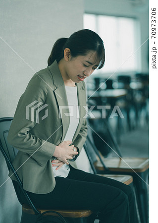 面接前　腹痛 70973706