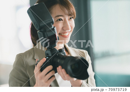 女性カメラマン 70973719